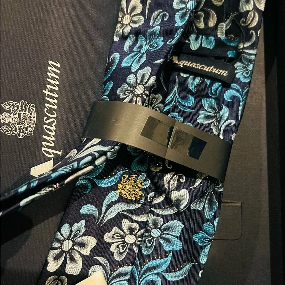AQUASCUTUM London 6% Real Gold 94% Silk Blue Floral Mens Necktie Neck Tie NEW